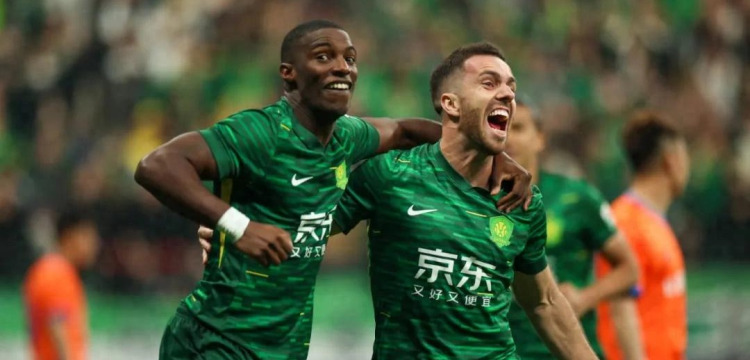 泪目！足协杯冠军奖杯被带回工体，放在已故球迷杨雪的座位旁